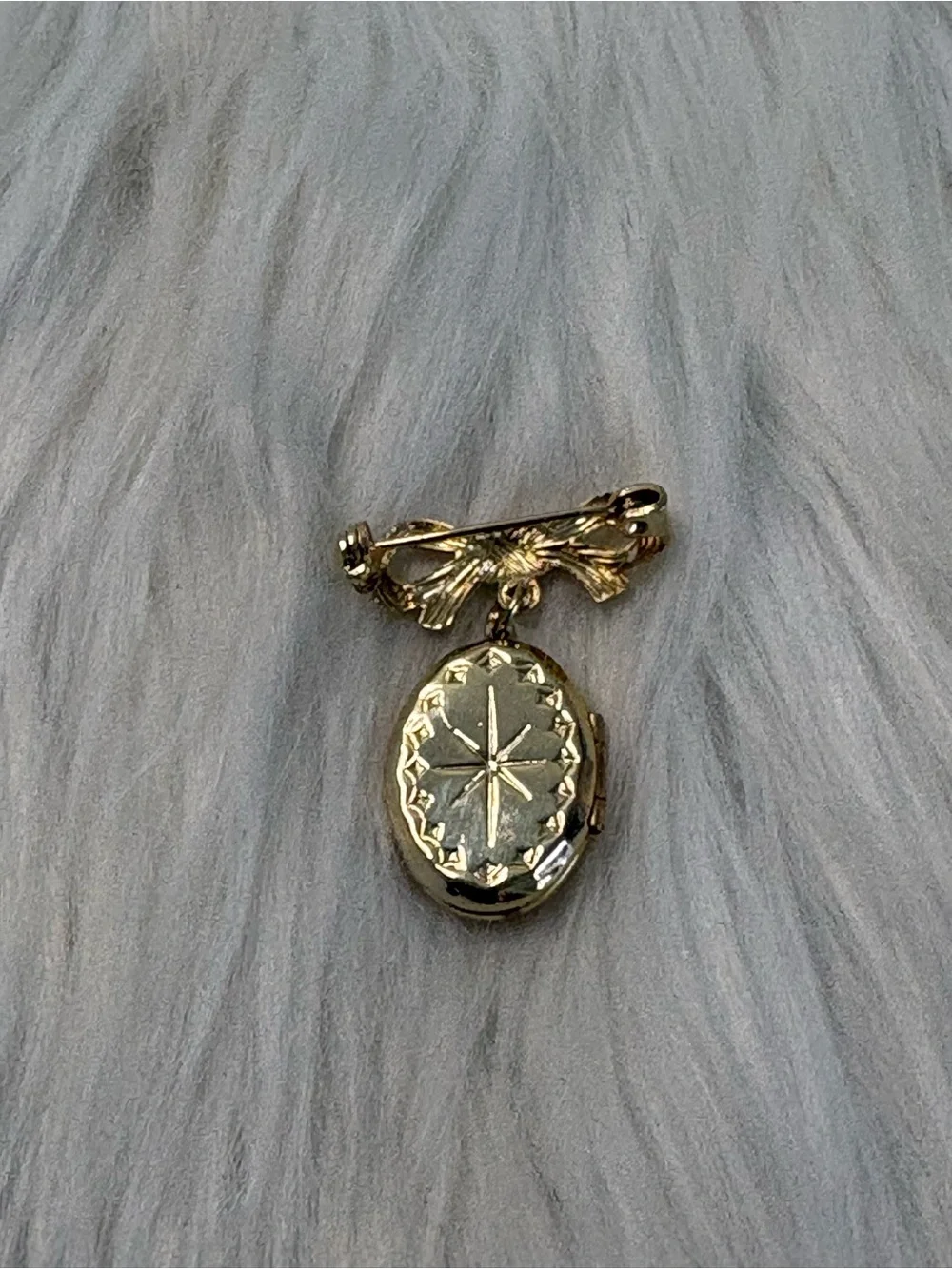 Gold Tone Bow Locket Pin - Starburst Oval Locket - Picture 2 of 4